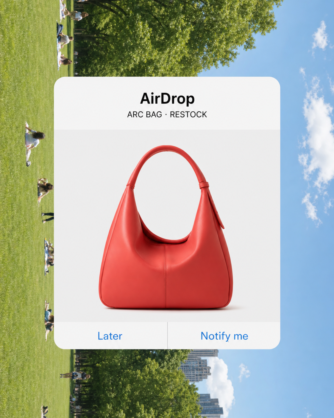 옆으로 회전된 공원 배경과 AirDrop 카드 안의 코랄색 숄더백
